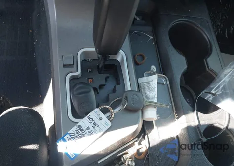 2010 Toyota Tundra Grade 5.7L V8 z USA, uszkodzony, nr VIN 5TFDY5F18AX139955